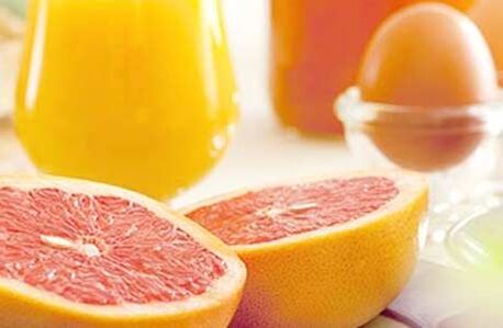 même petit-déjeuner composé d'œufs et de fruits
